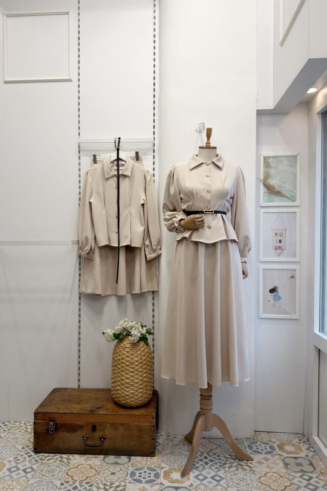 Krem Kemer Detaylı Pattern Crep Takım