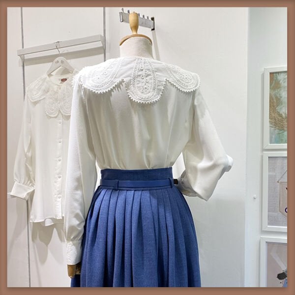 Beyaz kelebek yakalı gömlek