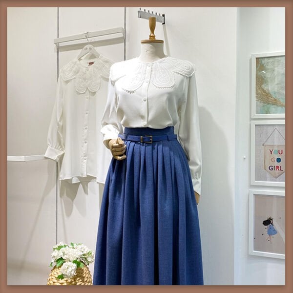 Beyaz kelebek yakalı gömlek