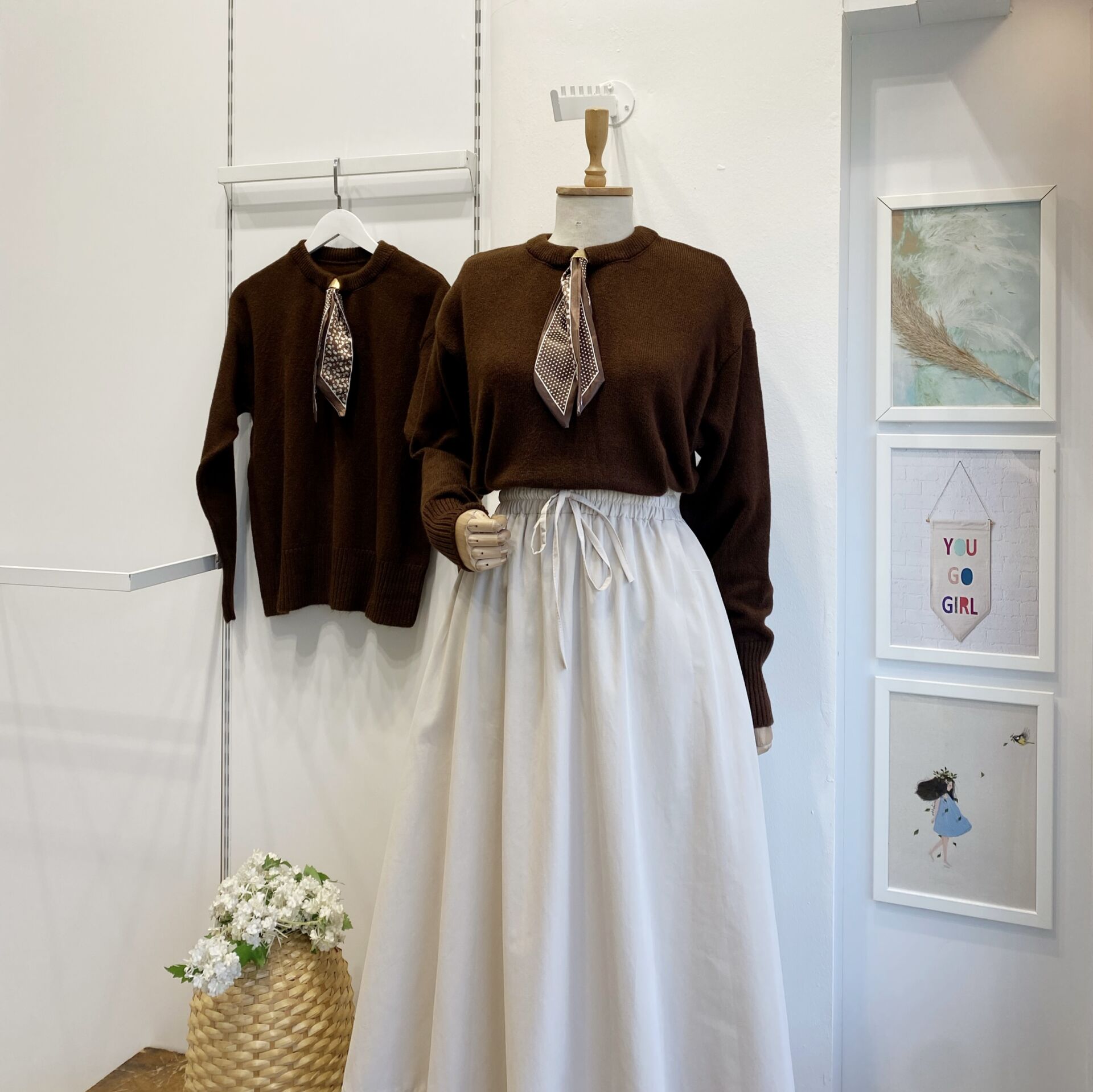 Puantiye Fular Detaylı Kahverengi Kazak