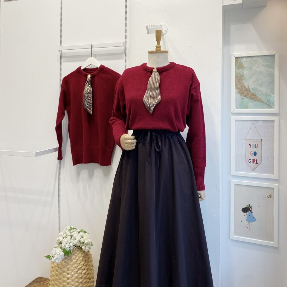 Puantiye Fular Detaylı Kırmızı Kazak