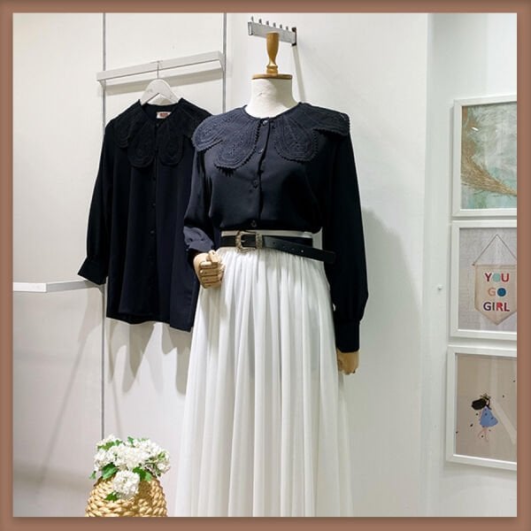 Siyah kelebek yakalı gömlek