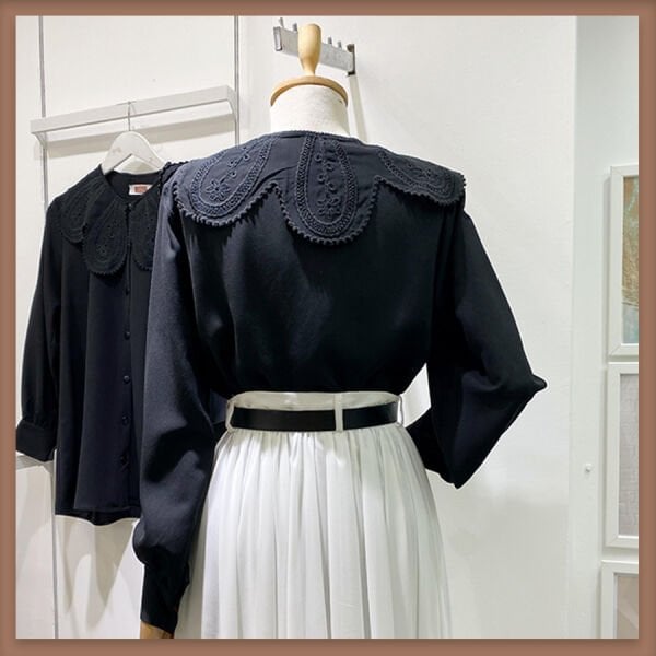 Siyah kelebek yakalı gömlek