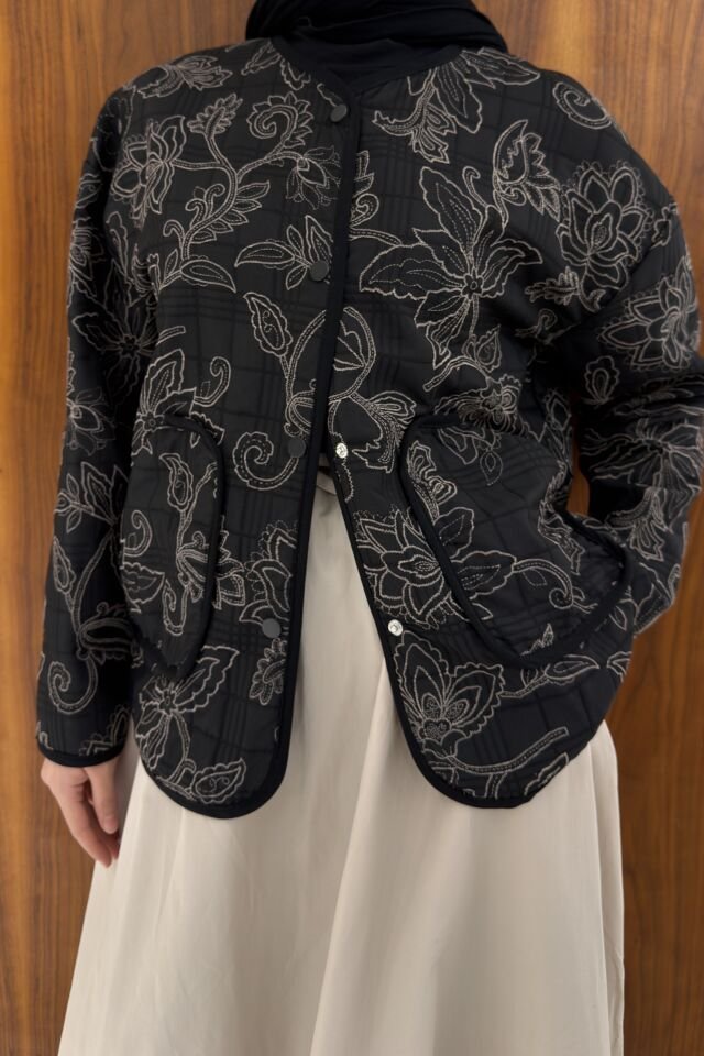 Siyah Nakışlı Kapitone Ceket