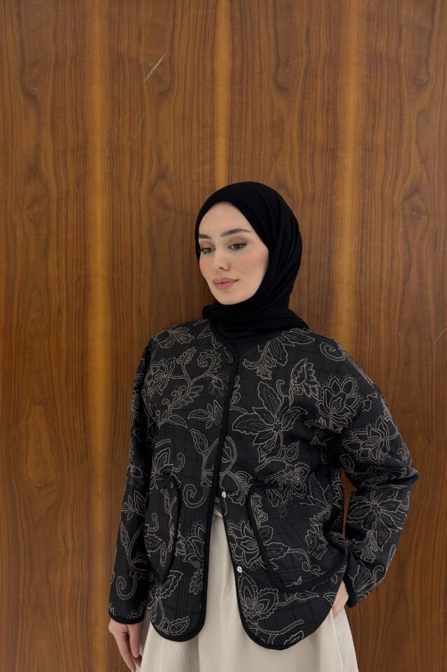 Siyah Nakışlı Kapitone Ceket