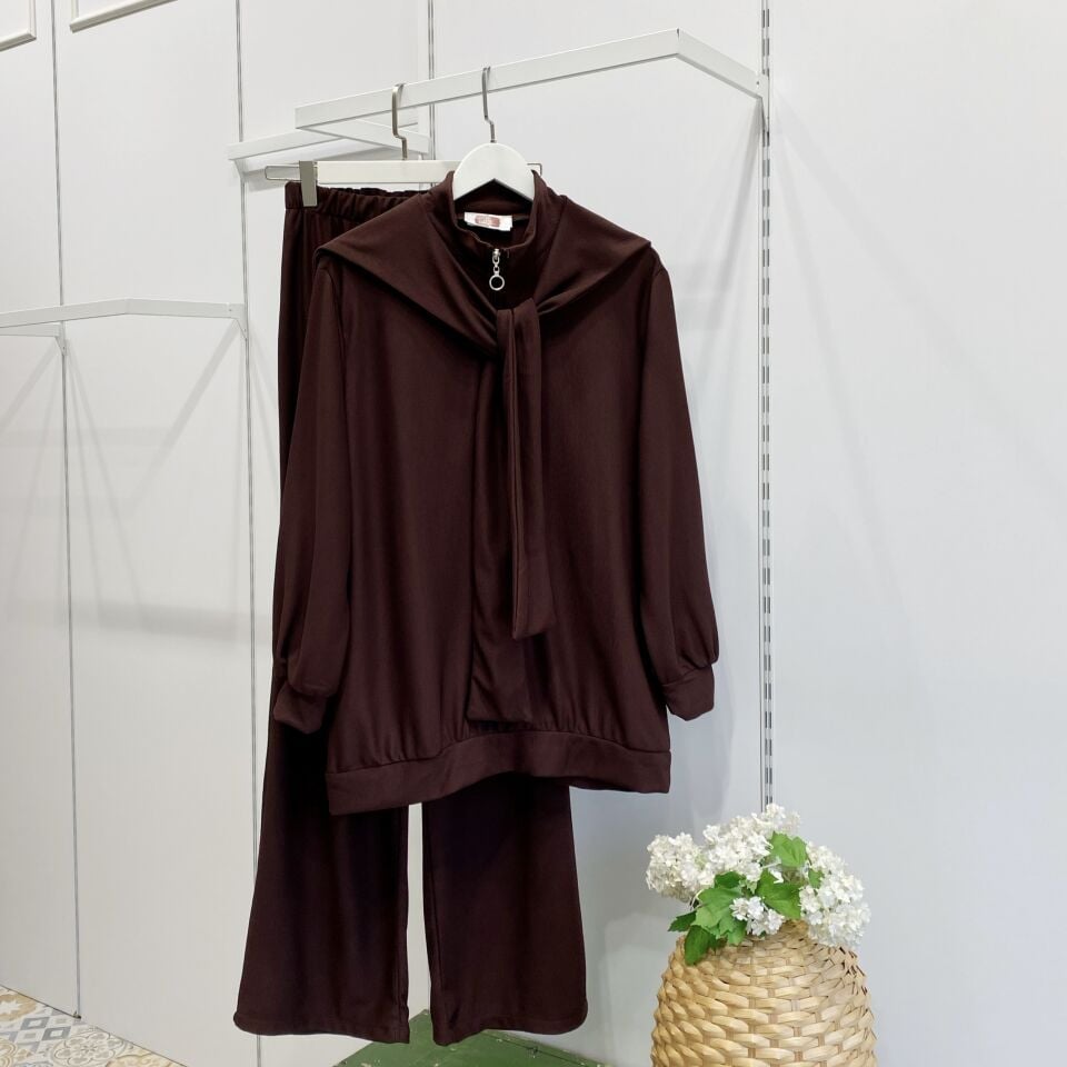 Kahverengi Pelerin Detaylı Pantolon Takım