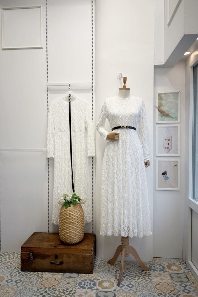 Beyaz İnce Kemerli Dantel Elbise