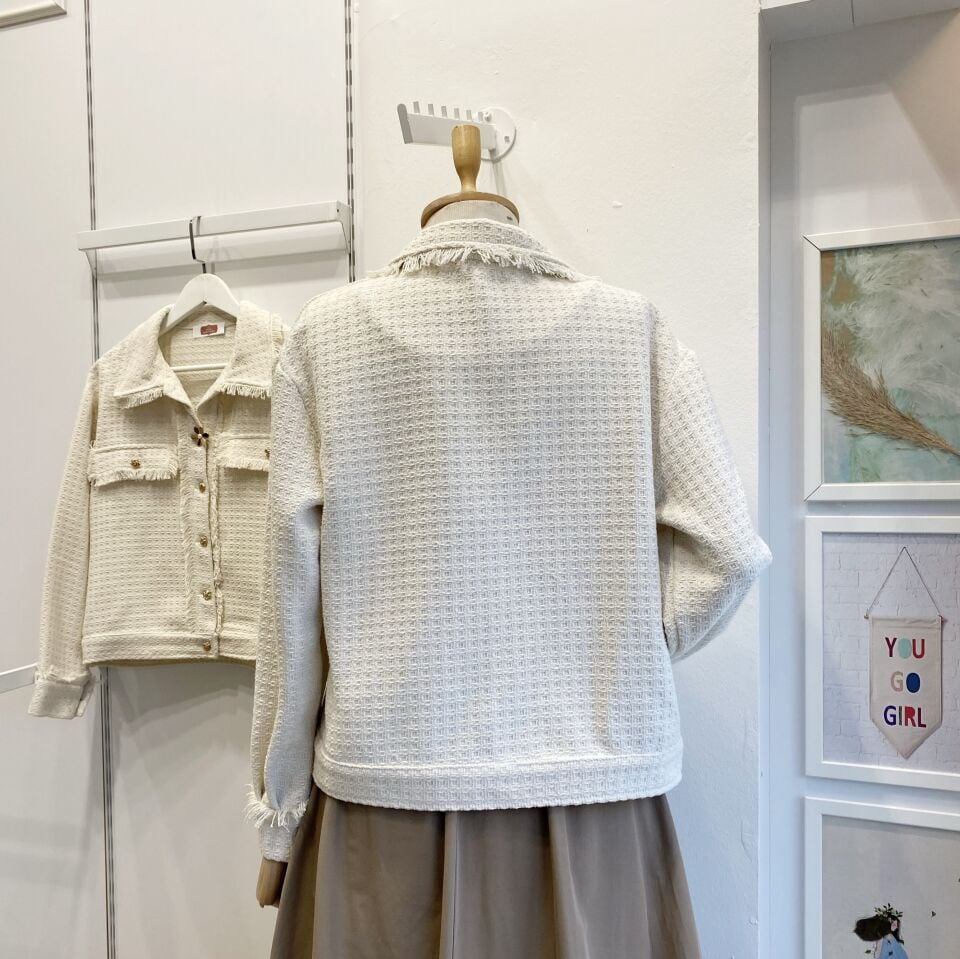 Beyaz Papatya Düğmeli Tüvit Ceket