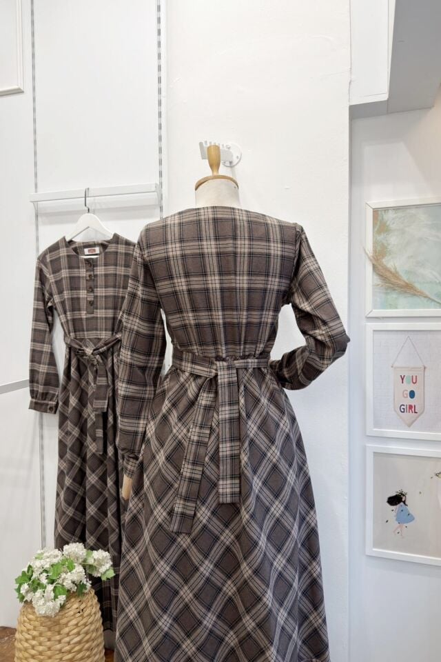 Kahverengi Ekoseli Monarch Elbise