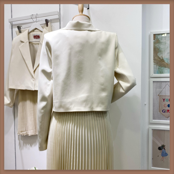Krem Tek Düğme Ceketli Eteği Piliseli Takım