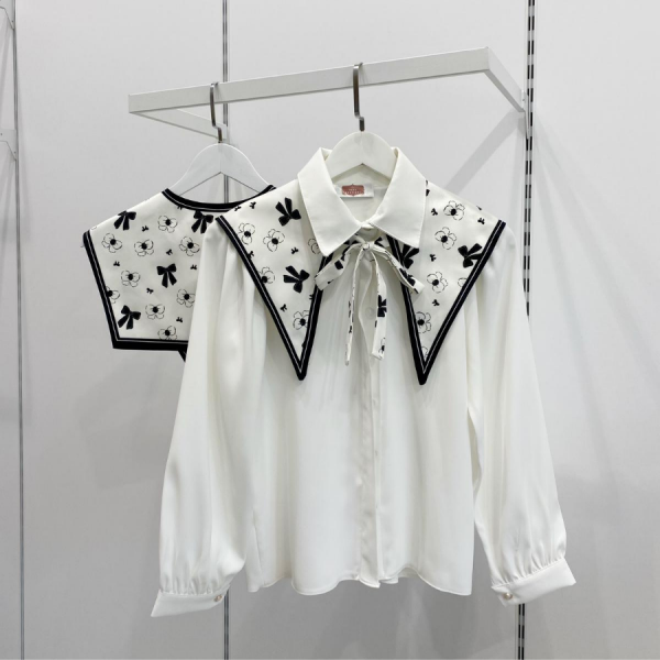 Kurdele Desenli Muse Yaka