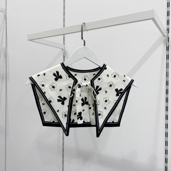 Kurdele Desenli Muse Yaka