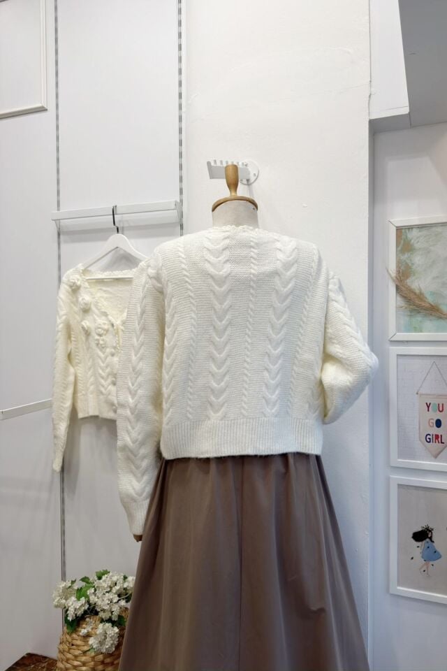 Beyaz Gül Motifli Amelie Hırka