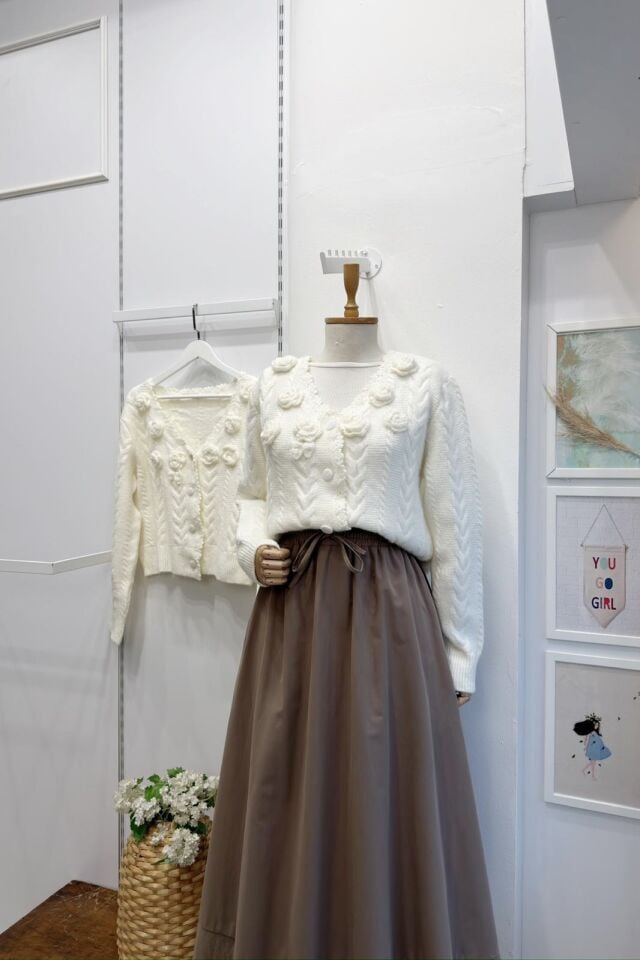 Beyaz Gül Motifli Amelie Hırka