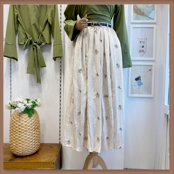 Papatya İşlemeli Vual Saten Krem Etek