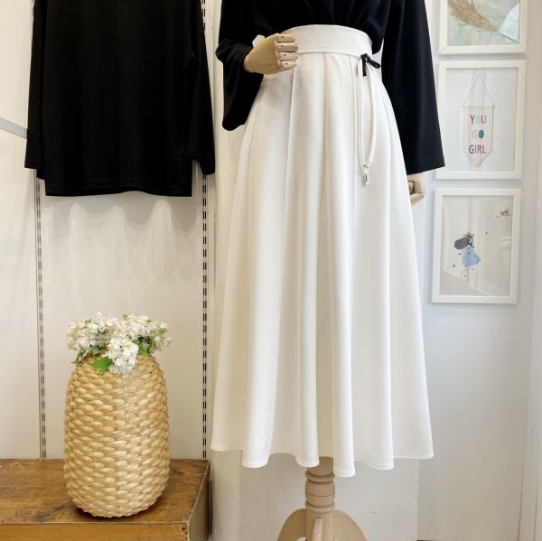 Beyaz Broşlu Scuba Etek