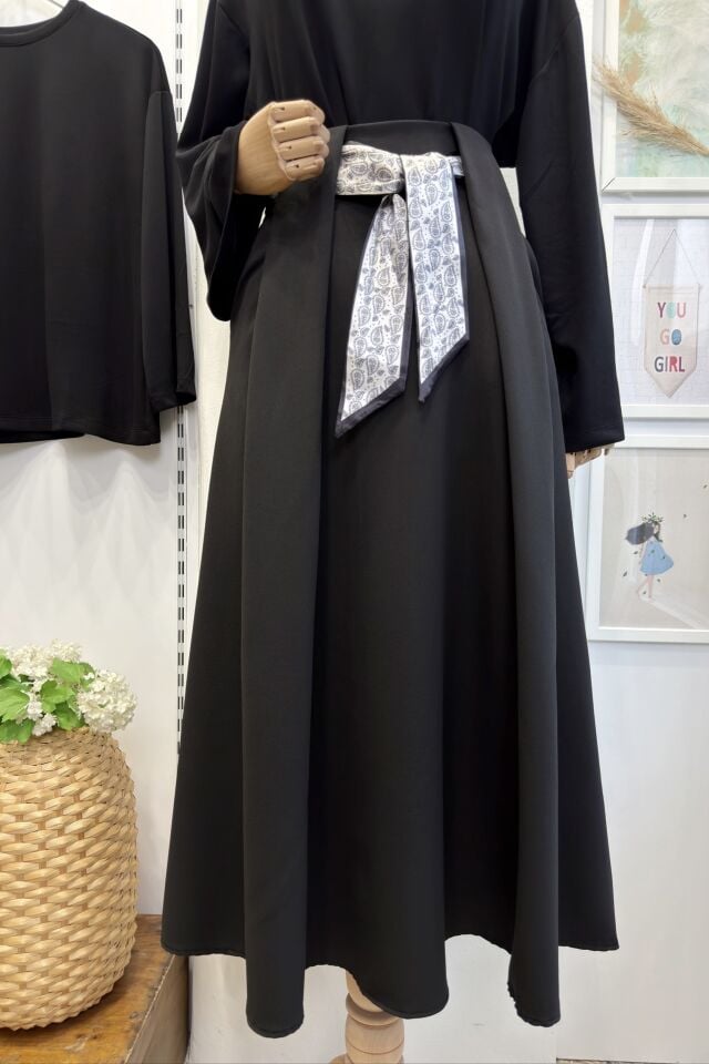 Beli Fularlı Siyah Etek