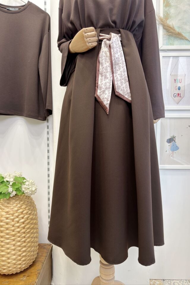 Beli Fularlı Kahverengi Etek