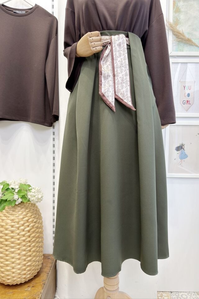 Beli Fularlı Yeşil Etek