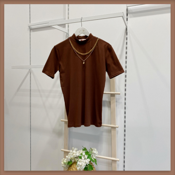 Kolye Detaylı Kahverengi Kısa Kollu T-Shirt