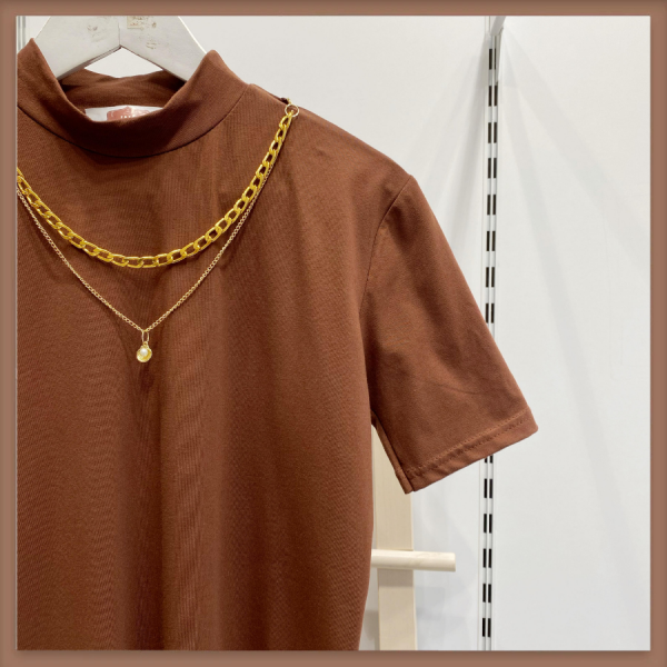 Kolye Detaylı Kahverengi Kısa Kollu T-Shirt