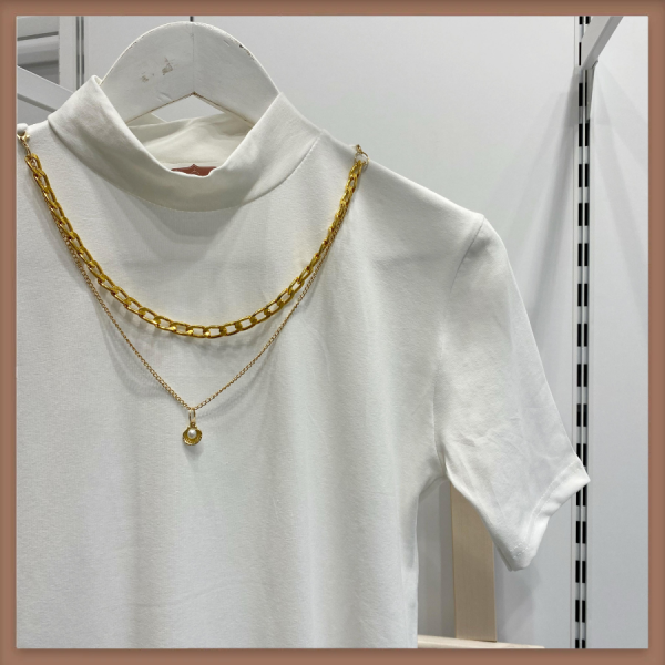 Kolye Detaylı Ekru Kısa Kollu T-Shirt