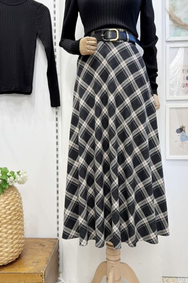 Siyah Kemer Detaylı Ekoseli Petalle Etek