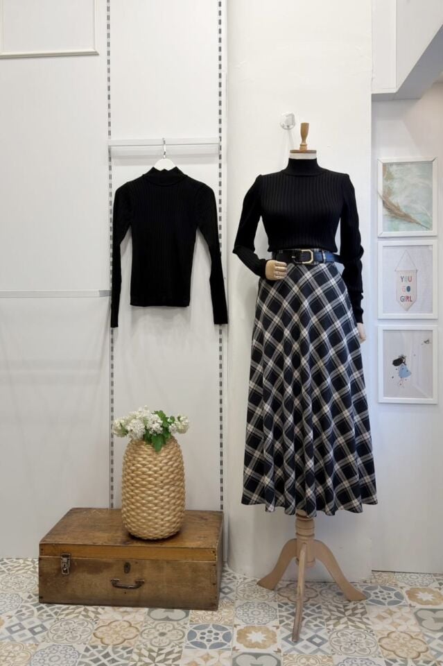 Siyah Kemer Detaylı Ekoseli Petalle Etek