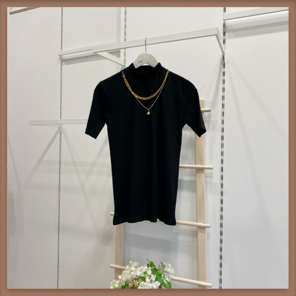 Kolye Detaylı Siyah Kısa Kollu T-Shirt