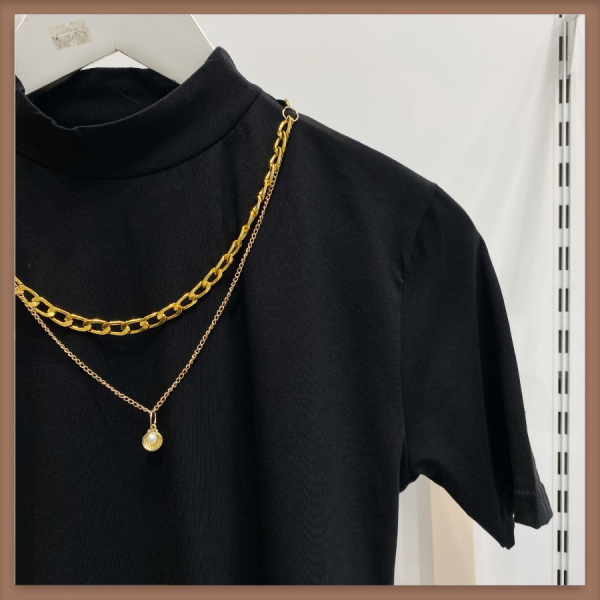 Kolye Detaylı Siyah Kısa Kollu T-Shirt