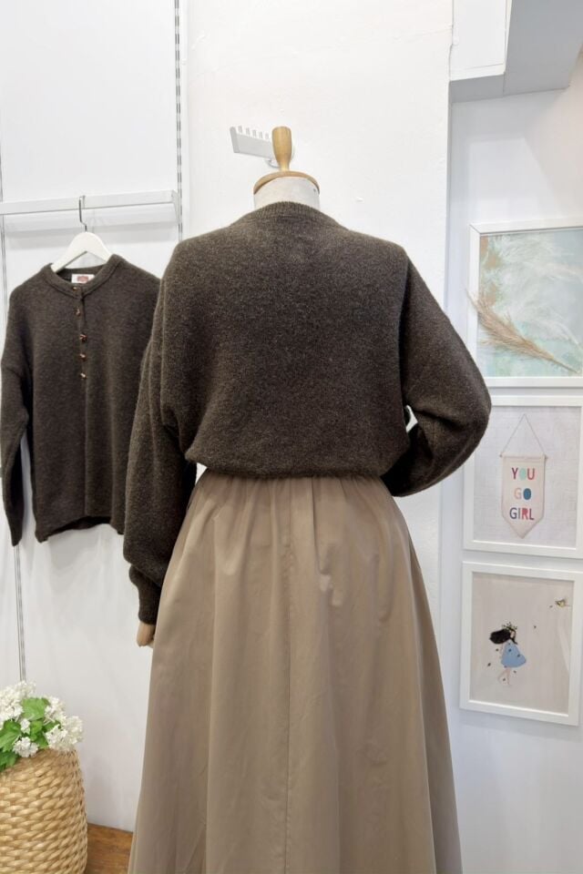 Acı Kahve Düğme Detaylı Vera Kazak