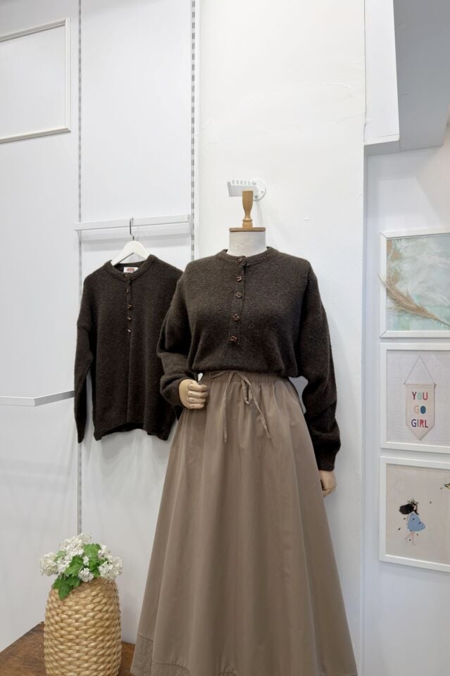 Acı Kahve Düğme Detaylı Vera Kazak