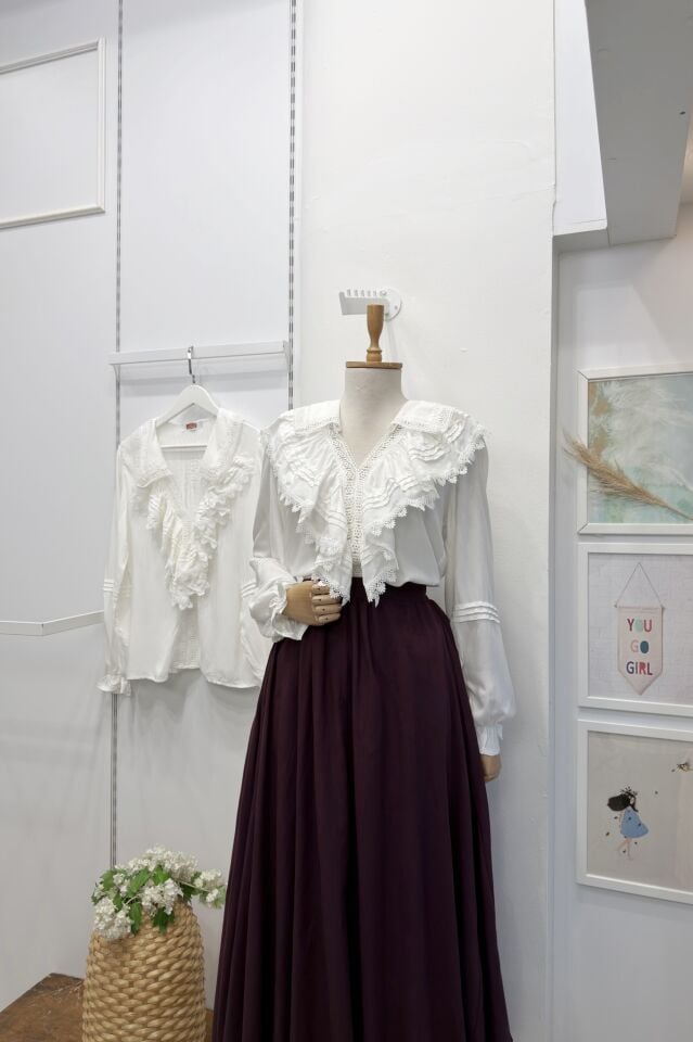 Beyaz Volanlı Vivienne Keten Gömlek