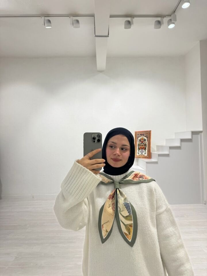 Lily Desenli Luna Yaka