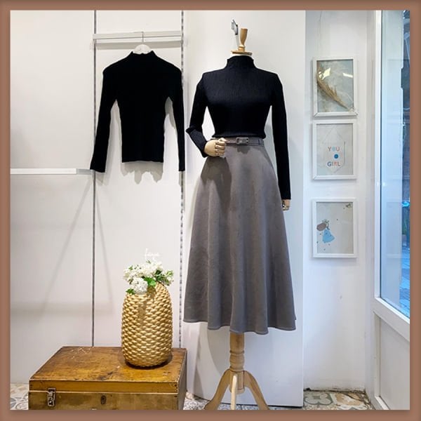 Grauer Wildlederrock mit Gürtel