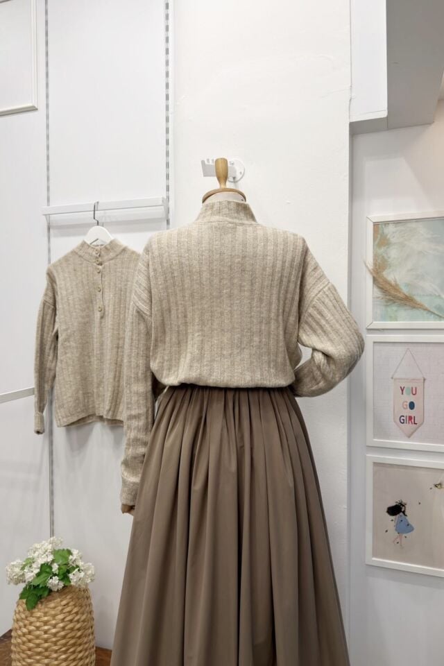 Bej Önü Düğmeli Pullover Kazak