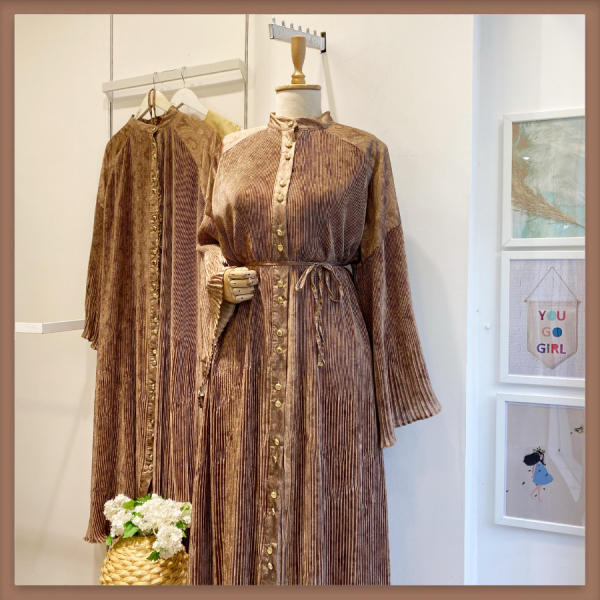 Camel Piliseli Şal Desenli Saten Elbise