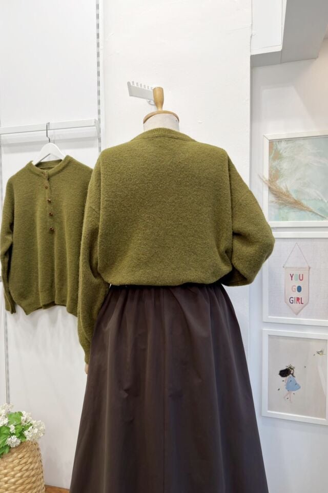 Yeşil Düğme Detaylı Vera Kazak