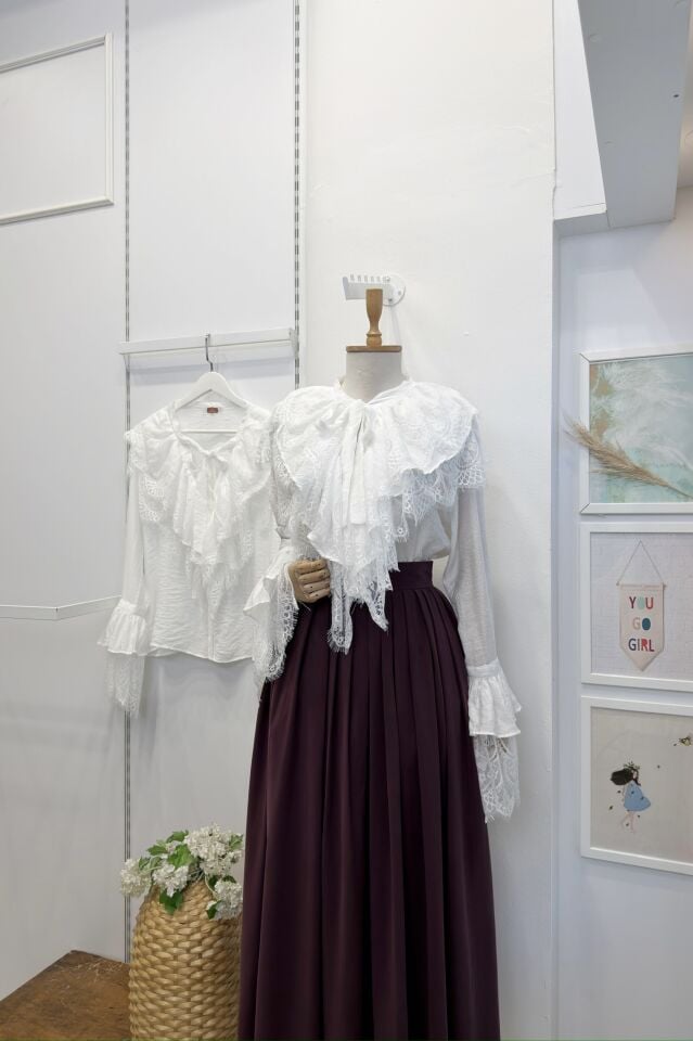 Beyaz İnce Dantel Detaylı Florance Gömlek