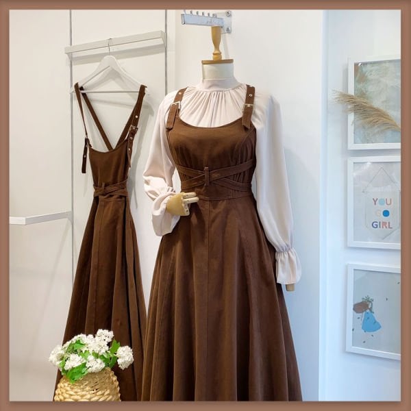 JACKE AUS BITTERBRAUNEM GABARDINE-STOFF MIT SPEZIELLEM DESIGN