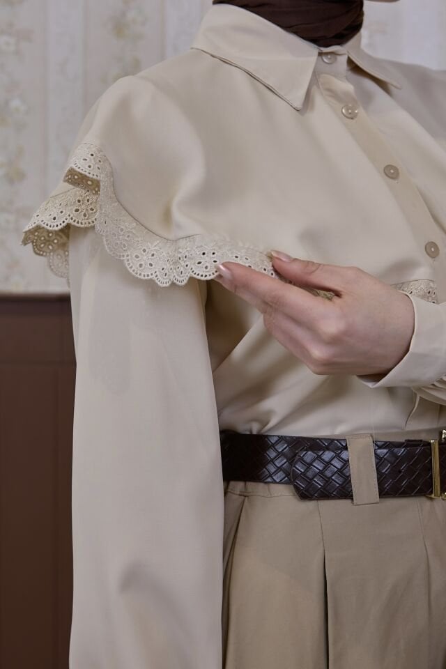 Krem Fisto Şeritli Pelerin Detaylı Gömlek