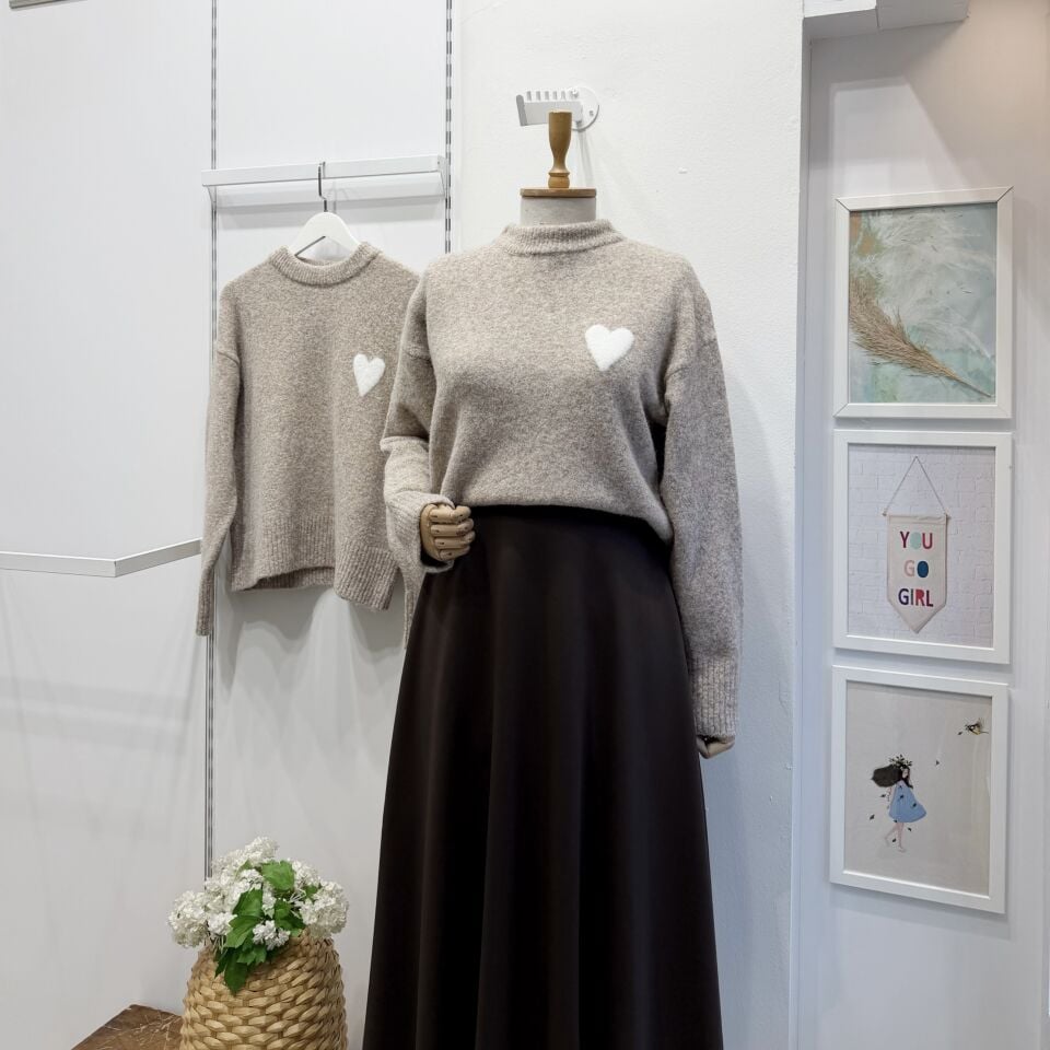 Yumuşak Dokulu Kalp Detaylı Vizon Triko Kazak