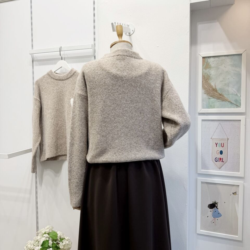 Yumuşak Dokulu Kalp Detaylı Vizon Triko Kazak