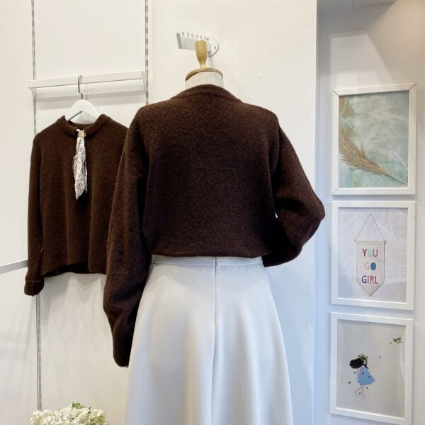 Kahverengi Fular Detaylı Kazak