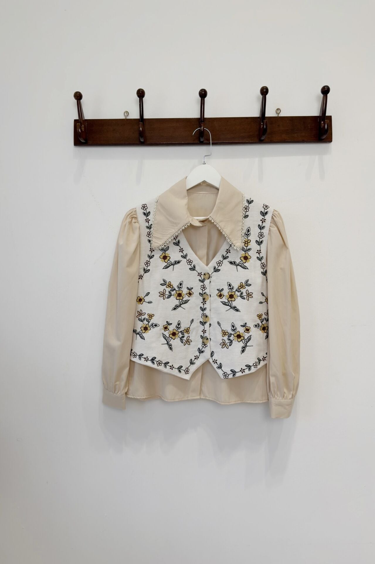 Papatya Nakışlı Keten Yelek