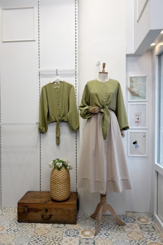 Sedef Düğme Detaylı Bağlamalı Yeşil Gömlek