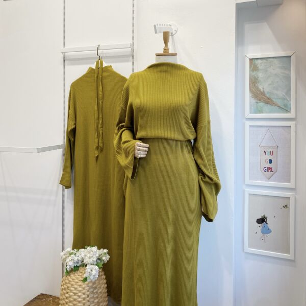 Ölgrünes Basic-Strickkleid