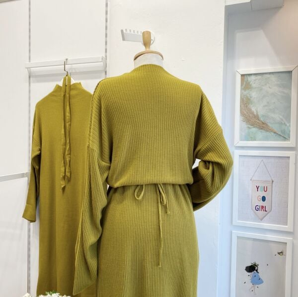 Ölgrünes Basic-Strickkleid