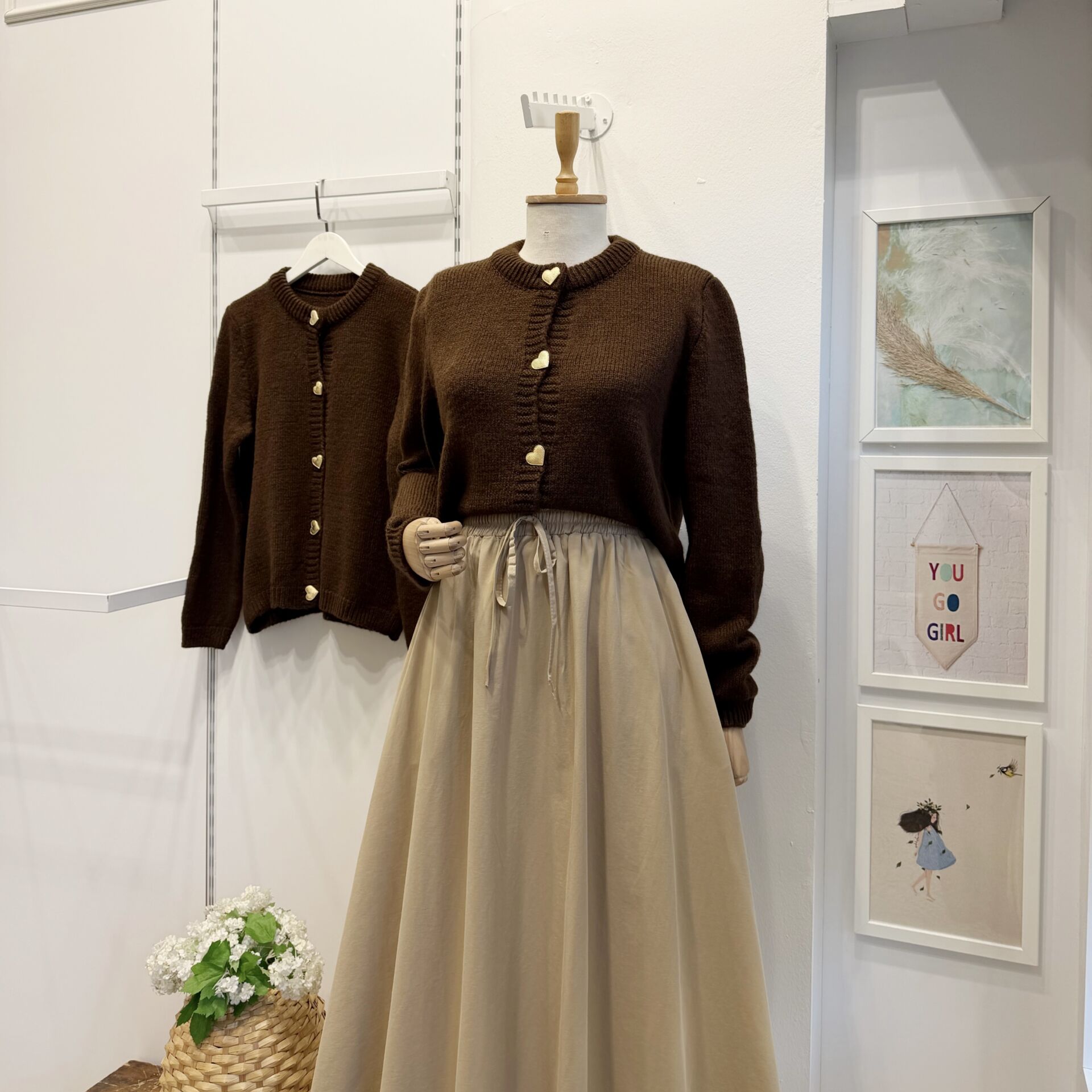 Kahverengi Kalp Düğmeli Hırka