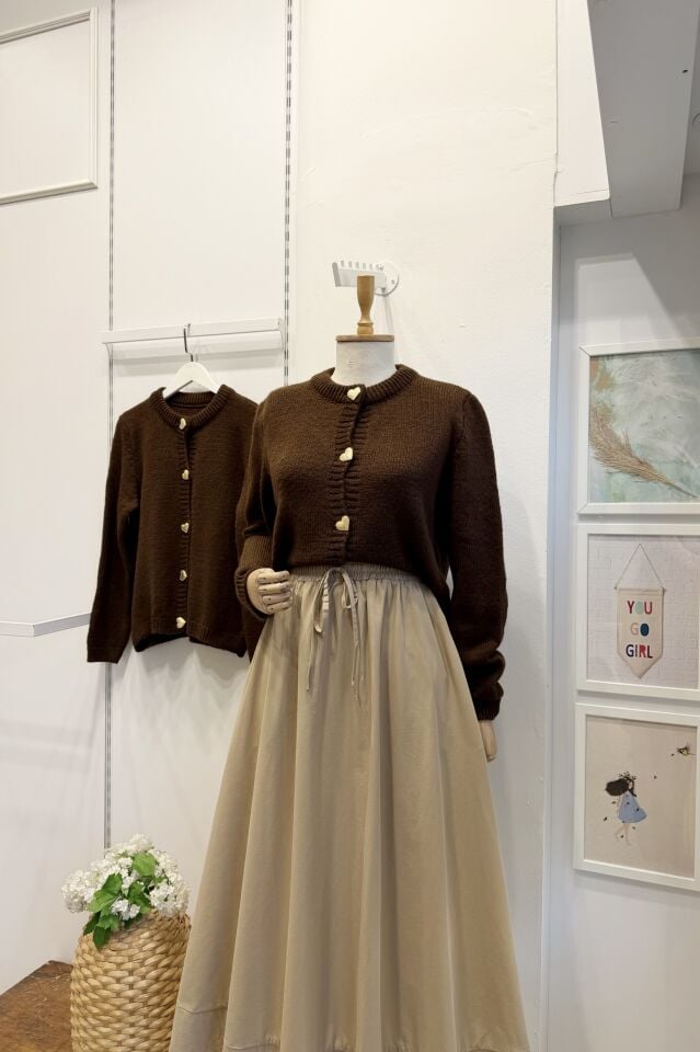 Kahverengi Kalp Düğmeli Hırka